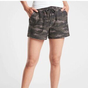 Athleta women's Farallon camo black/olive elastic waist shorts size 2